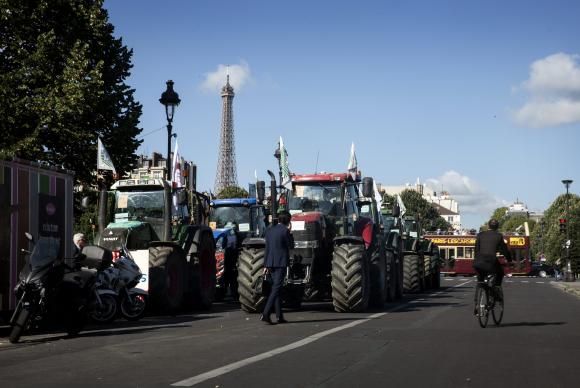 Agricultores estacionam estacionam cerca de 1,5 mil tratores em frente ao Parlamento francs, em manifestao por incentivos ao setor