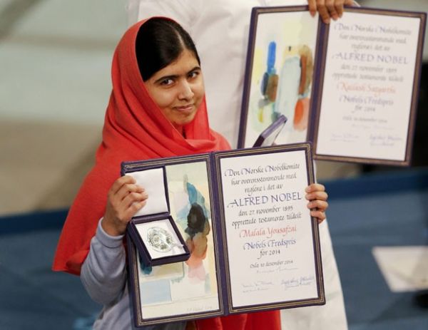 Malala Yousafzai posa com a medalha e o diploma do Prmio Nobel da Paz em Oslo nesta quarta-feira (10)