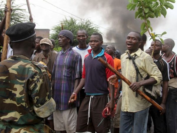 Soldado conversa com manifestantes que criaram barricada em avenida de Bujumbira para protestar contra a terceira candidatura de Pierre Nkurunziza  presidncia do Burundi, na sexta (8)