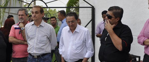 Promotor dá ‘puxão de orelha’ em Galindo durante inauguração de novo camelódromo de Cuiabá