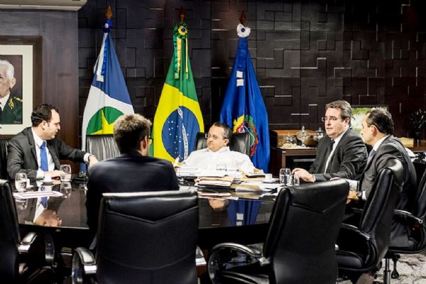Pedro Taques reunido com secretrios Paulo Brustolin, Marco Marrafon, Jlio Modesto e Jean Campos
