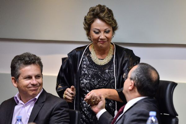 Pedro Taques em evento noturno: posse da presidente do TRE, desembargadora Maria Helena Póvoas