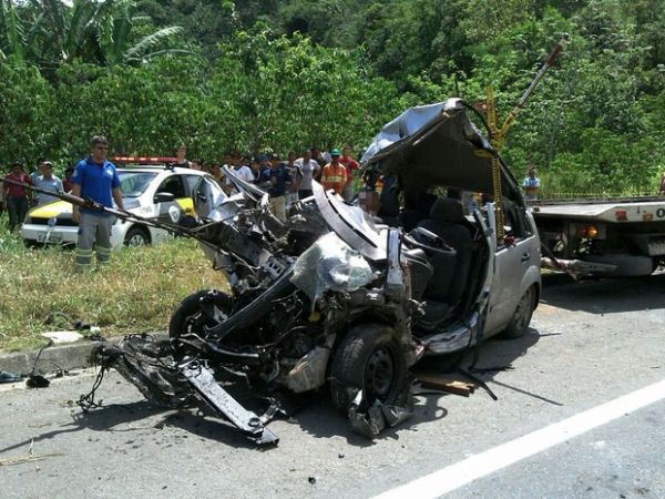 Acidente mata trs, fere um e deixa carro irreconhecvel em rodovia de SP