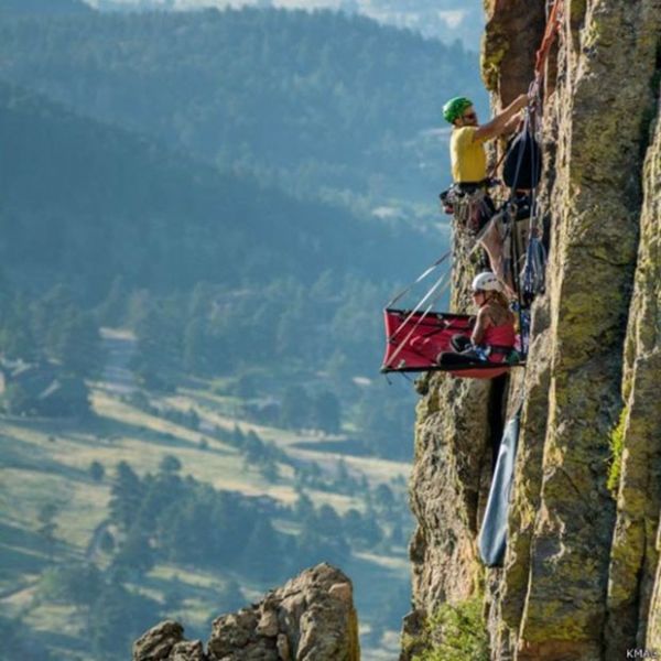 A escalada das paredes verticais da cordilheira atrai um grande nmero de montanhistas que, aps completar a escalada, criam um vnculo especial com o lugar.