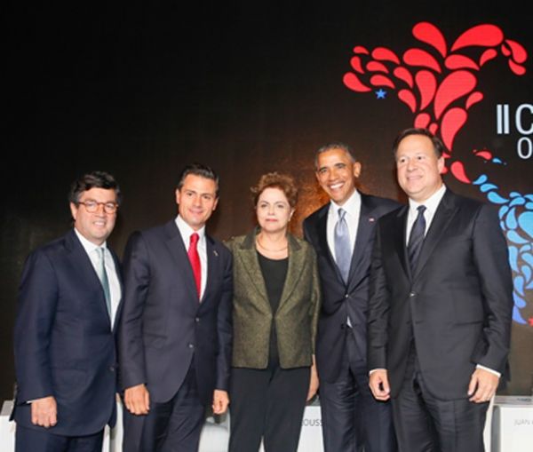 Dilma e Obama posaram juntos para foto nesta sexta (10), durante o Foro Empresarial das Amricas, no Panam