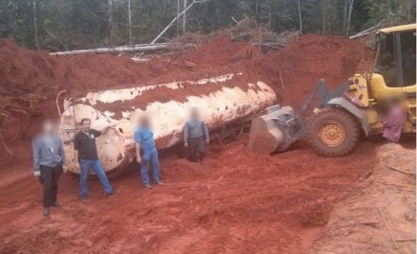 O tanque de um caminhão enterrado na propriedade foi roubado em Cuiabá no dia 28 de novembro de 2014
