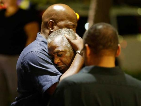 Frequentadores de igreja atacada em Charleston se abraam aps tiroteio