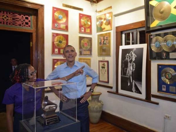 Presidente dos EUA, Barack Obama percorre o Bob Marley Museum, em Kingston, na Jamaica