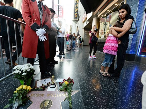 Fs observam a estrela do ator Robin Williams na Calada da Fama, horas depois da morte do comediante nesta segunda-feira