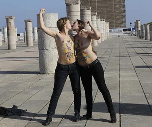 Duas ativistas do Femen foram presas por fazer topless em um local de culto no Marrocos