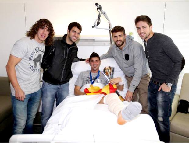 Jogadores do Barça levaram a taça do Mundial de Clubes a Villa, que segue no hospital (Reprodução Twitter)