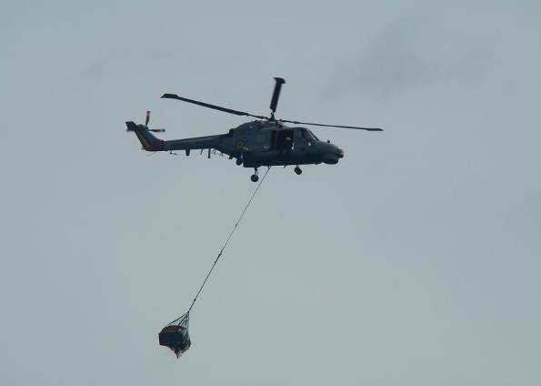 Helicóptero das Forças Armadas faz o transporte do material recolhido em alto-mar (Foto: Divulgação/ Marinha do Brasil)