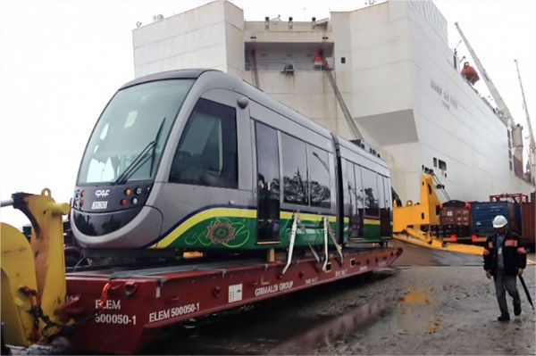 Primeiro trem do VLT cuiabano na sada do Porto de Santos (SP)