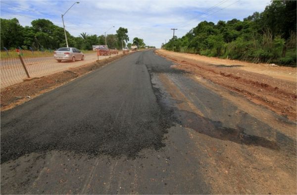 Estrada do Moinho recebe primeira camada de capa asfltica