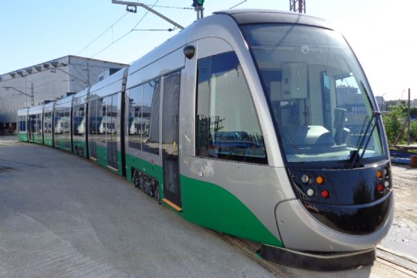 Carro do VLT que rodar em Cuiab e Vrzea Grande, durante testes, na Espanha