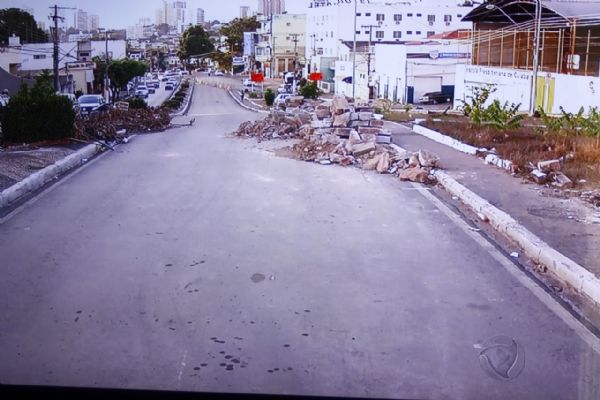 Trecho interditado para obras da via permanente, na avenida Coronel Escolstico