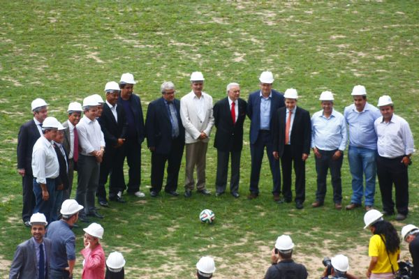 Na inspeo da Fifa  Arena Pantanal, Bebeto alerta sobre o gramado; Veja como foi a visita 