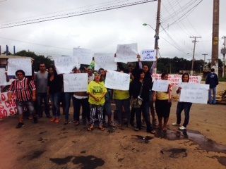 Comerciantes protestam por demora em obra da Copa do Mundo e interditam trecho de 13 de Junho