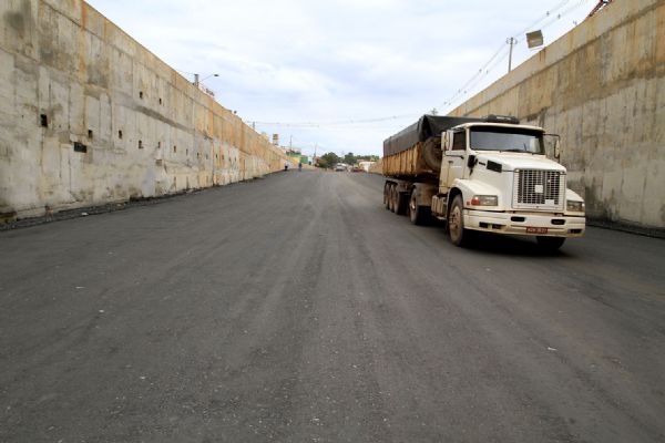 Trincheira Santa Isabel j tem marginais prontas, mas asfalto da pista principal segue atrasado;  imagens 