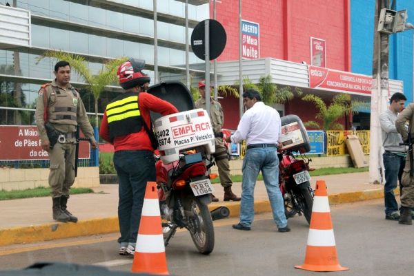 Condutores no respeitam bloqueios do VLT em Vrzea Grande