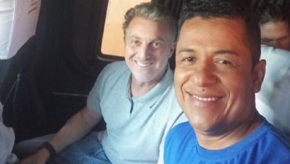 Projeto de pedreiro que constri casas de graa para famlias  motivo da vinda de Luciano Huck a Cuiab