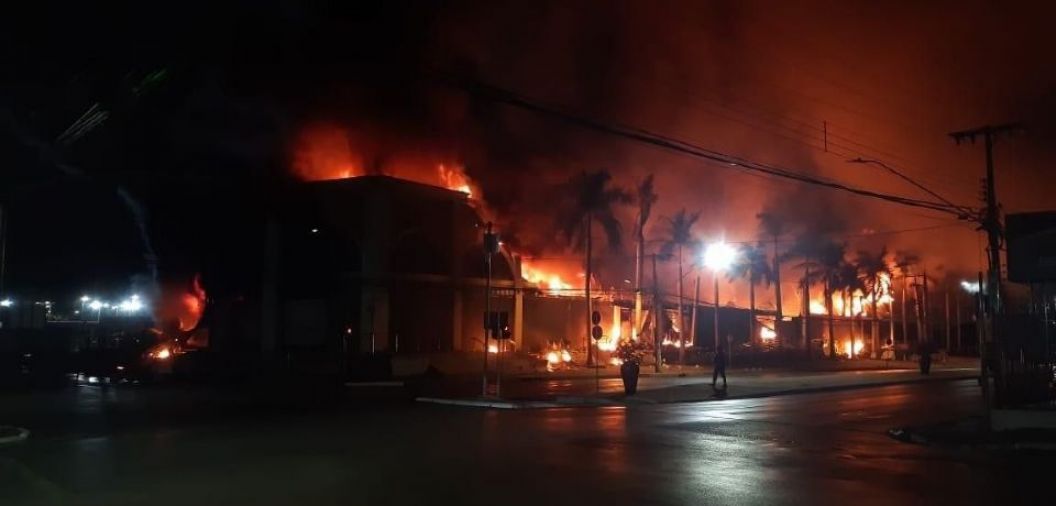 Destrudo por fogo, Shopping Popular no tem seguro contra incndio: 'est tudo no cho'