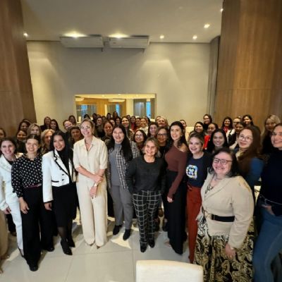 Presidente da Comisso da Mulher rene 100 mulheres e declara apoio a Xenia