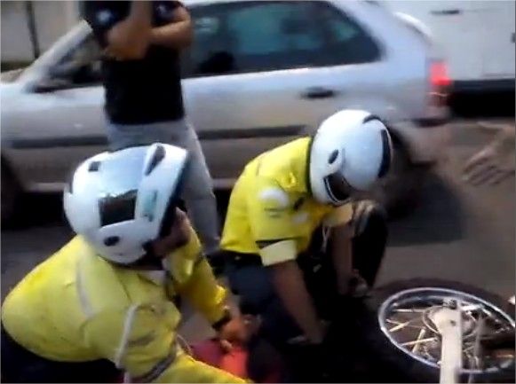 Vdeo mostra 'amarelinhos' imobilizando rapaz que bateu em moto de agentes;  assista
