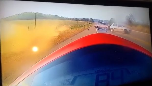 Vdeo mostra momento em que motociclista bate em dois carros e morre em rodovia;  veja 