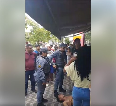 Homem armado com faca  detido em frente a loja no Centro de Cuiab ao ameaar a ex