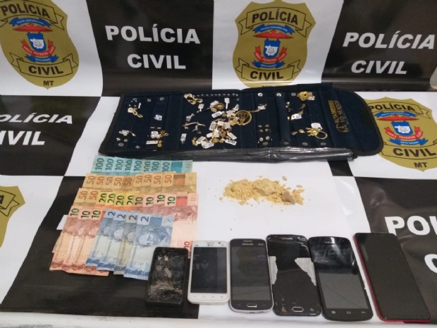 Quatro so presos aps Polcia fechar 'boca de fumo' e encontrar crack, semijoias e R$1,5 mil