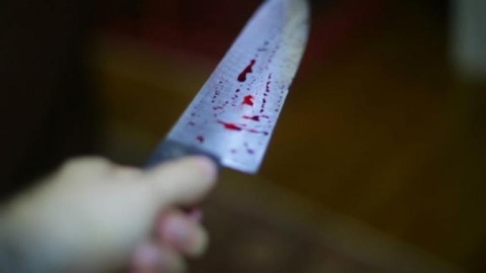 Homem pede para que vizinho pare de agredir esposa e  perseguido com duas facas
