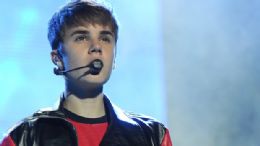 Justin Bieber faz segundo show sem surpresas e com joelho torcido