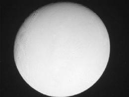 Sonda da Nasa fotografa Enclado, uma das luas de Saturno