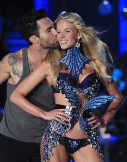 Vocalista do Maroon 5 'paquera' a namorada em desfile de lingerie