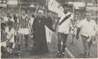 Estdio Verdo, 1984: o bispo Dom Campello de Arago entra no gramado com os capites Bife (Operrio) e Tim ( Mixto ). O bispo doou a primeira camisa do tricolor em 1949.