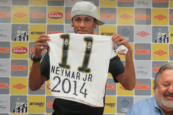 Para santistas, Neymar ir elevar patamar do clube no mercado