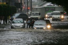 Chuva causa alagamentos e arrasta carros no interior de SP