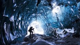 Caverna em geleira islandesa possui cenrio impressionante