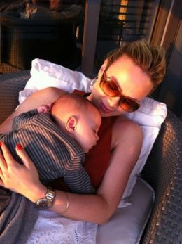 No Twitter, Eliana posta foto com o filho e comemora 6 meses do menino