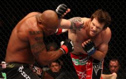 O  lutador Rampage Jackson para Ryan Bader no UFC do Japo, em fevereiro