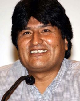 Evo Morales conversa com jornalistas no segundo dia de sua greve de fome por mudana de lei, no palcio presidencial boliviano