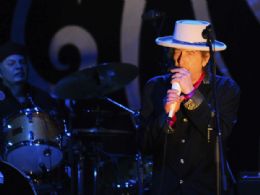 Bob Dylan se apresenta pela primeira vez no Vietn