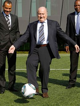 Com o tetra Cafu, fora-tarefa da Fifa sugere mudanas na regra do futebol