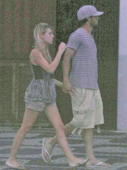 Alexandre Pato passeia com a namorada, filha de Silvio Berlusconi, pelo Rio