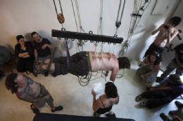 Homem fica suspenso com ganchos encravados na pele em Israel