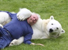 Canadense deixa cachorros de lado e brinca com urso-polar