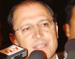 Em viagem de trem, Alckmin promete 20 novas composies