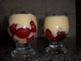 Mousse de maracuj com morangos