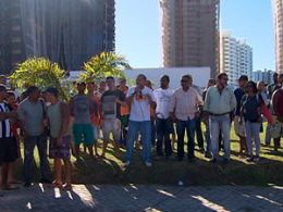 Obra  interditada e operrios protestam aps 9 mortes na Bahia